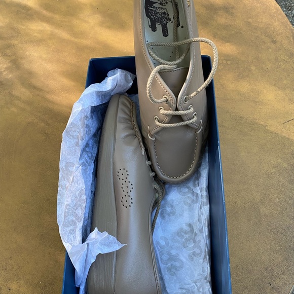 SAS Nursing/Waitress shoes-Size 8 1/2 M, Mocha color.  Therapeutic, arch, comfy - Picture 1 of 4